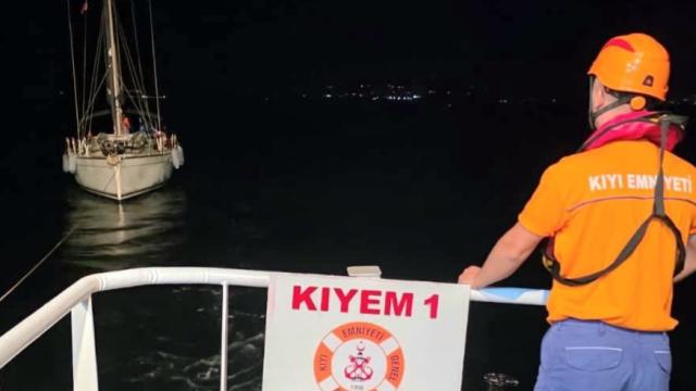 Bozcaada açıklarında arızalanan tekne kurtarıldı haber görseli