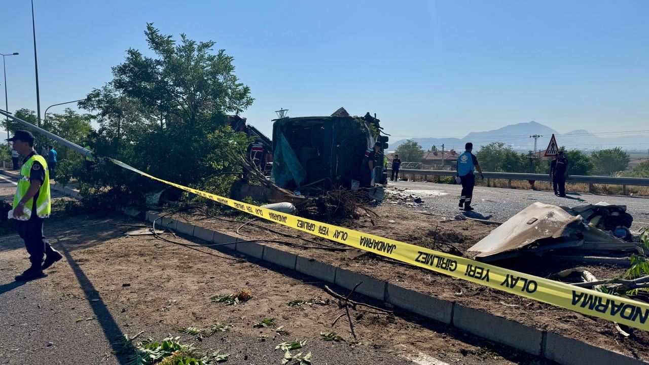 Kayseri’de devrilen yolcu otobüsündeki 20 kişi yaralandı