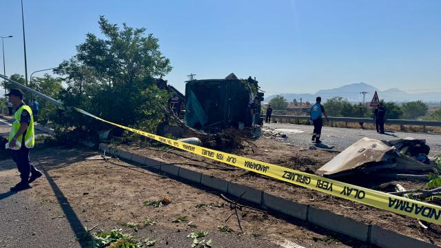 Kayseri'de devrilen yolcu otobüsündeki 20 kişi yaralandı haber görseli