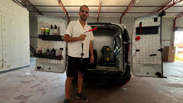 Sokak sokak gezip araçları ücretsiz yıkıyor haber görseli