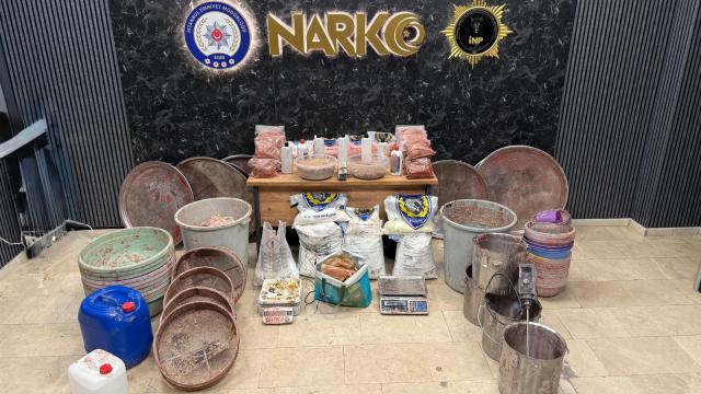 İstanbul'da 11,5 ton uyuşturucu üretilebilecek ham madde ele geçirildi haber görseli