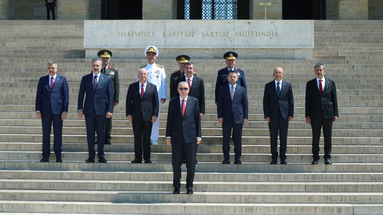 Cumhurbaşkanı Erdoğan başkanlığındaki YAŞ üyeleri Anıtkabir'i ziyaret etti