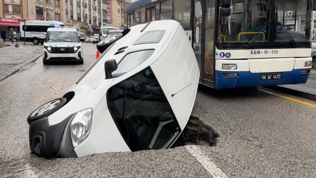 Ankara'da sağanak: Hafif ticari araç çukura düştü