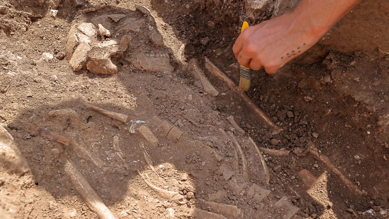 Aynı döneme ait 17 mezar var