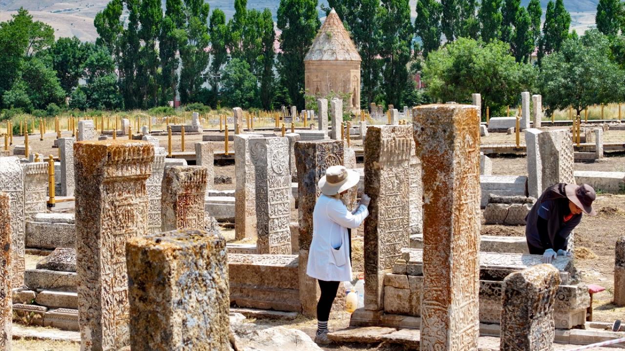 Selçuklu Mezarlığı'ndaki taşlar cerrahi titizlikle temizleniyor