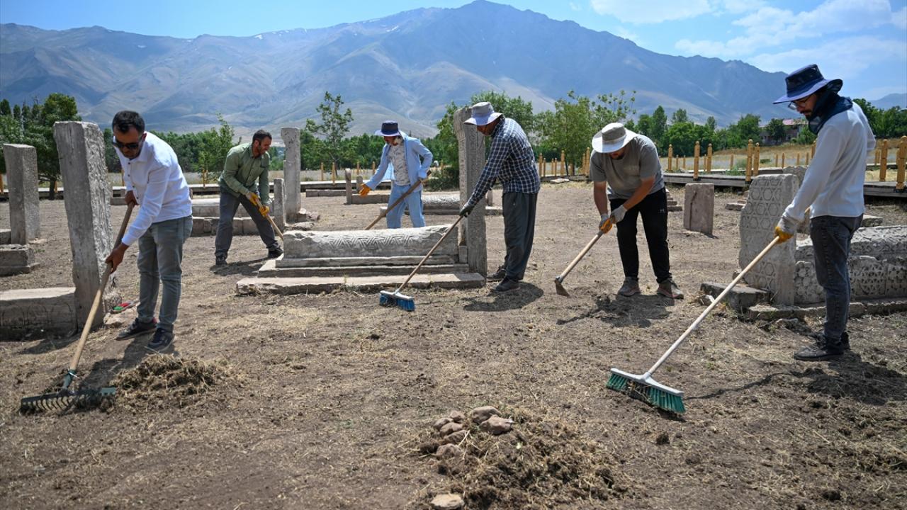 Mezar taşları hassas dokunuşlarla temizleniyor