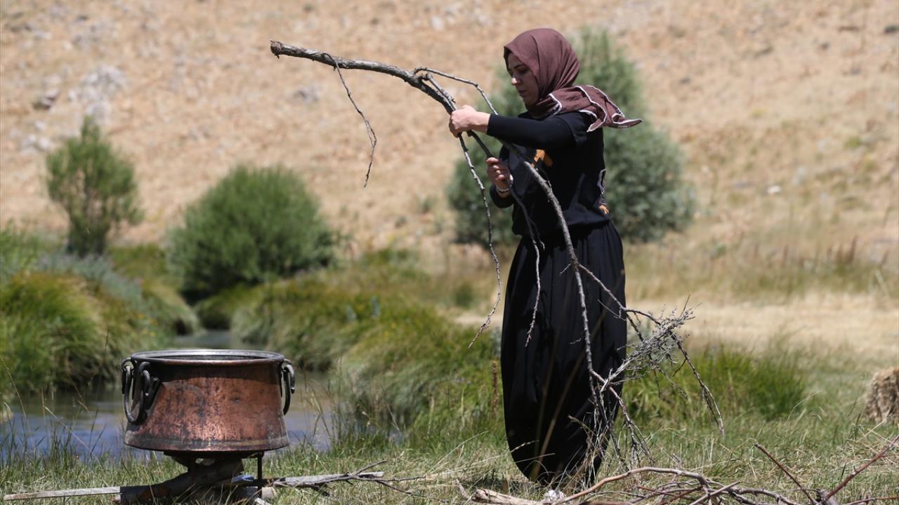 Ata mirası kök boya geleneğini reçete ve kataloglarıyla gelecek kuşaklara aktarıyor