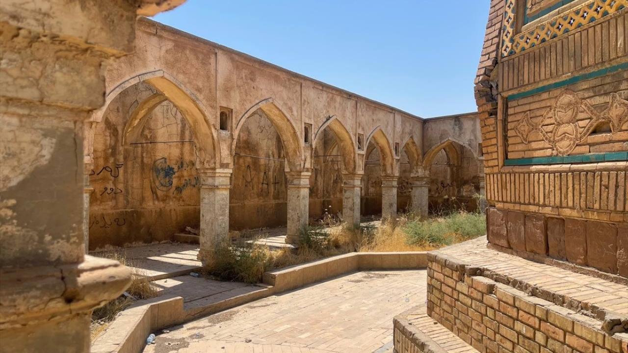 Gök Kümbet, göz göre göre yıkılma noktasına geldi