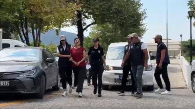 FETÖ'cü terörist Burkay Karatepe'nin ablası adliyede haber görseli