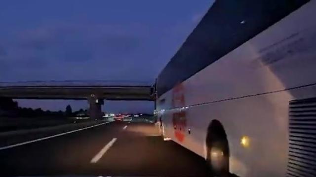 Aniden şerit değiştiren otobüs kazaya neden oldu