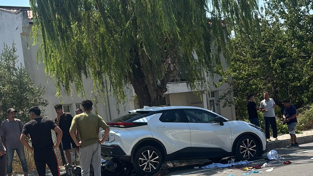 Gökçeada’da park halindeki otomobile çarpan motosikletteki 2 kişi öldü