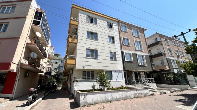 Çanakkale'de binadaki ilaçlamadan zehirlendiği öne sürülen çocuk öldü, anne yoğun bakımda haber görseli