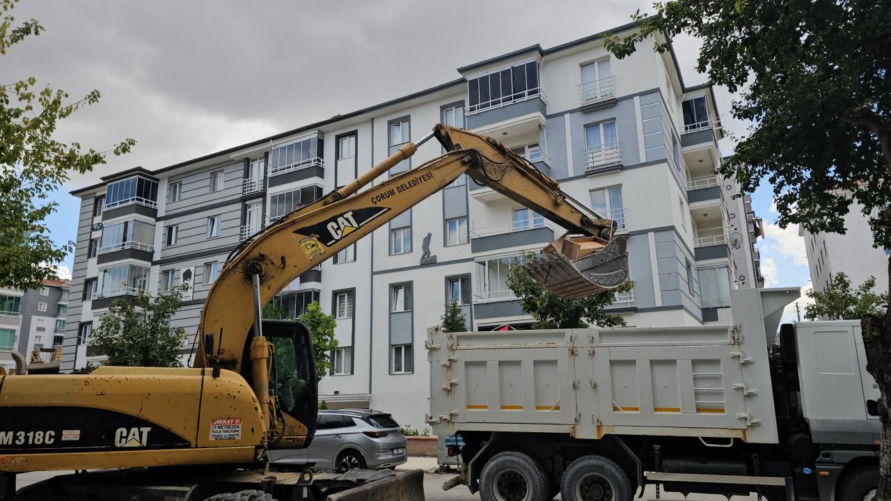 Kötü koku ihbarıyla gittiler, evden 3 kamyon çöp çıktı