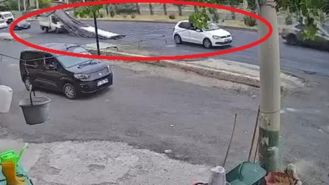 Diyarbakır’da faciadan dönüldü: Fren yapan kamyonetin demirleri yola saçıldı