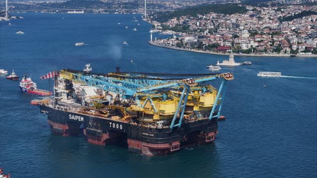 Dev vinç gemisi 'Saipem 7000' İstanbul Boğazı'nda görüntülendi