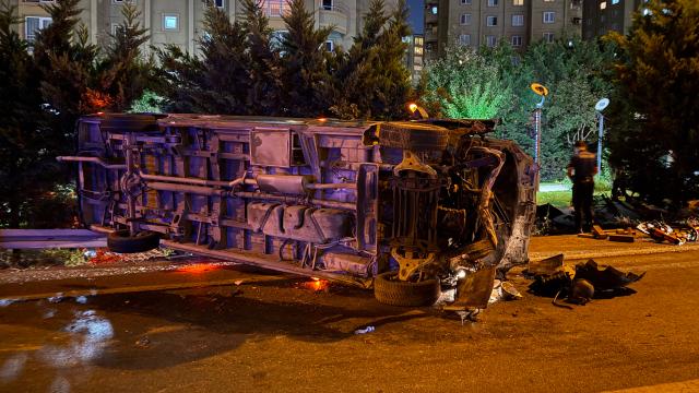 Esenler'de makas atan minibüs kazaya neden oldu: 1 ölü, 5 yaralı haber görseli
