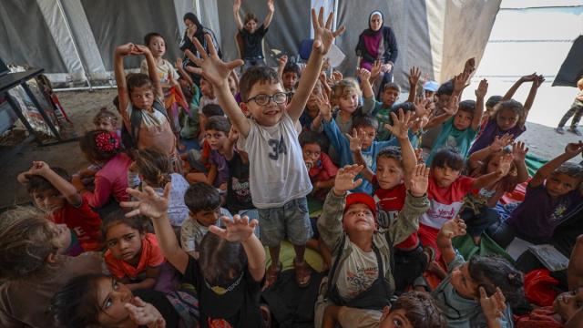 Savaş mağduru Gazzeli çocuklar, her şeye rağmen yüzlerindeki tebessüm asla düşmüyor