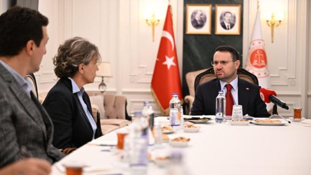 Bakan Gürlek, Behçet Oktay'ın ailesiyle görüştü: İnşallah burada karanlık bir nokta kalmayacak haber görseli