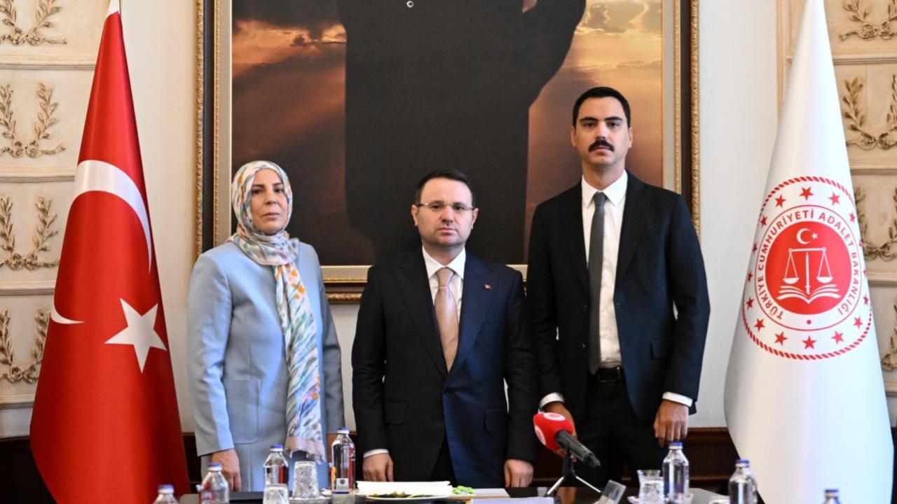 Bakan Gürlek, Muhsin Yazıcıoğlu'nun ailesini kabul etti