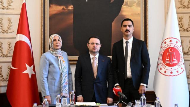 Bakan Gürlek, Muhsin Yazıcıoğlu'nun ailesini kabul etti haber görseli