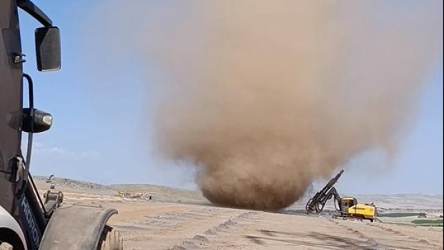 Bitlis'te şantiyede hortum paniği haber görseli