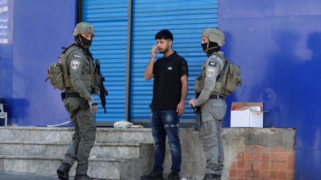 İsrail, Kalendiya Mülteci Kampı'nda dünden bu yana 60 Filistinliyi gözaltına aldı