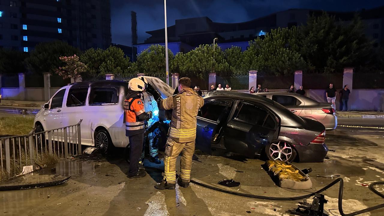 Park halindeki araçlara çarpan otomobil alev aldı