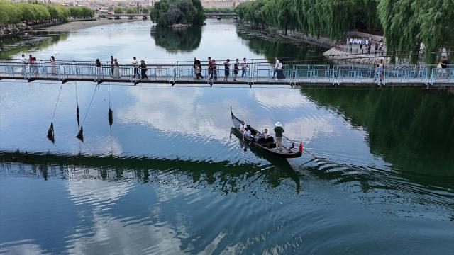 Kapadokya'ya gelen ziyaretçiler Kızılırmak'ta düzenlenen gondol turlarını deneyimliyor