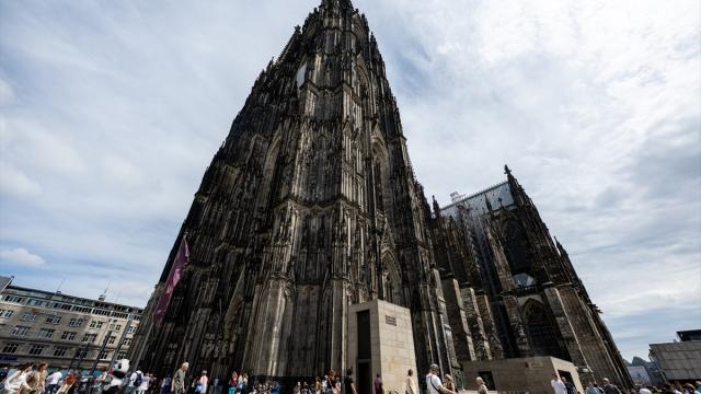 632 yılda tamamlanan Köln Katedrali ziyaretçilerini ağırlıyor