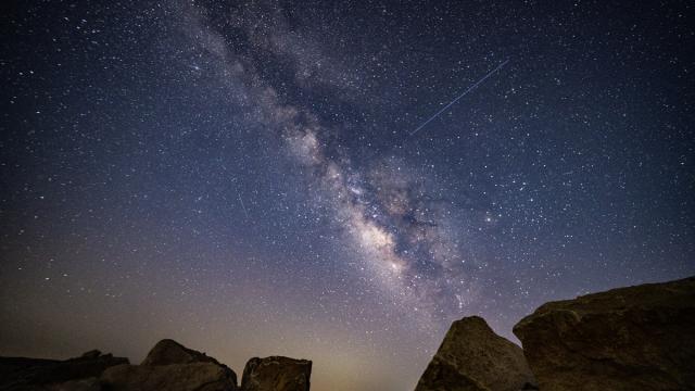 Necef Çölü'nde "Perseid meteor yağmuru" Samanyolu Galaksisi ile görüntülendi