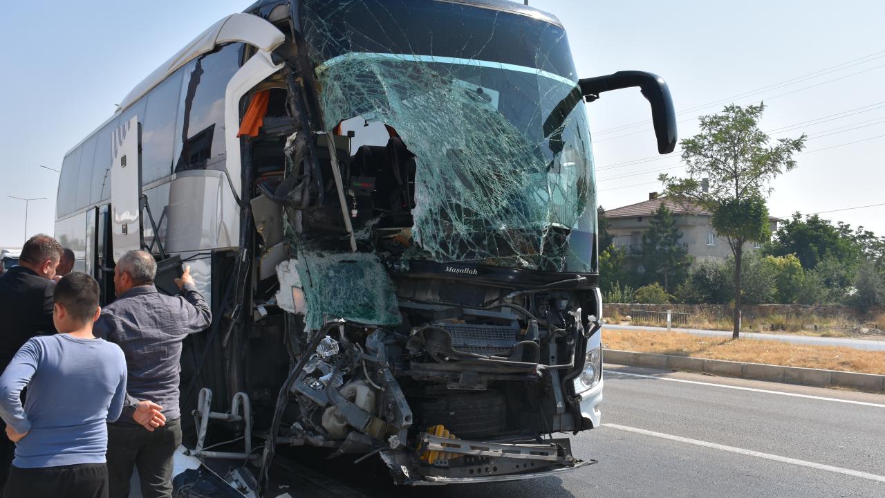 Afyonkarahisar'da yolcu otobüsü kamyonete çarptı: 1 ölü, 15 yaralı