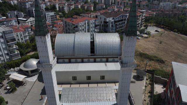 Bursa'daki Safa Camii açılıp kapanabilen kubbesiyle dikkati çekiyor
