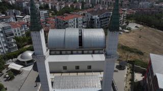 Bursa'daki Safa Camii açılıp kapanabilen kubbesiyle dikkati çekiyor