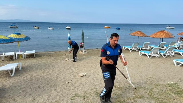 Sabitlenen şezlong ve şemsiyeler sahilden toplandı haber görseli