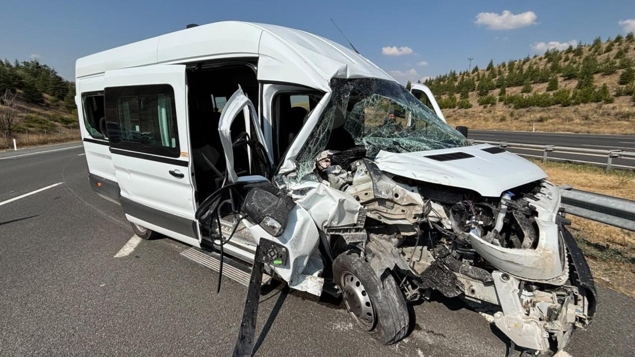 Başkentte servis minibüsü tıra çarptı: 7 yaralı