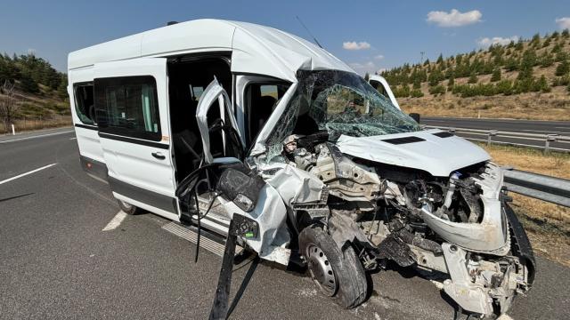 Başkentte servis minibüsü tıra çarptı: 7 ölü haber görseli