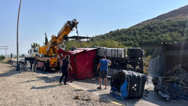 Tır devrildi, iş makinesi parçaları yola saçıldı haber görseli