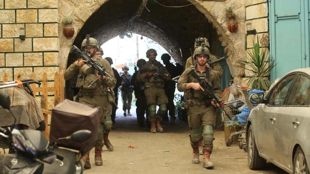 İşgalci İsrail ordusu, Batı Şeria'daki Nablus kentine baskın düzenledi