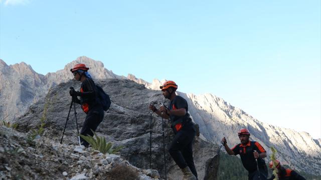 AFAD ekipleri zorlu görevlere Aladağlar'ın sarp yamaçlarında hazırlanıyor