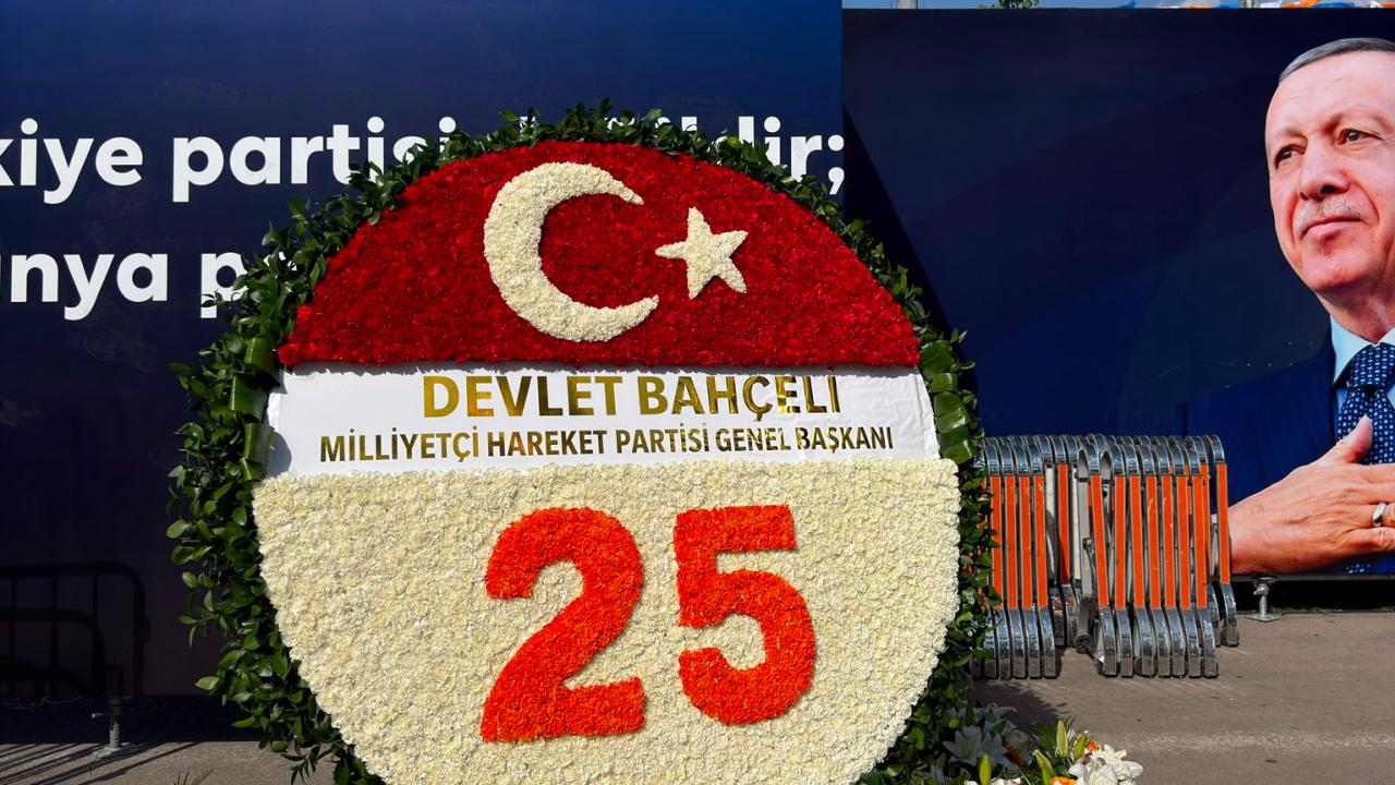 Devlet Bahçeliden AK Partinin 25. kuruluş yıl dönümüne özel çelenk