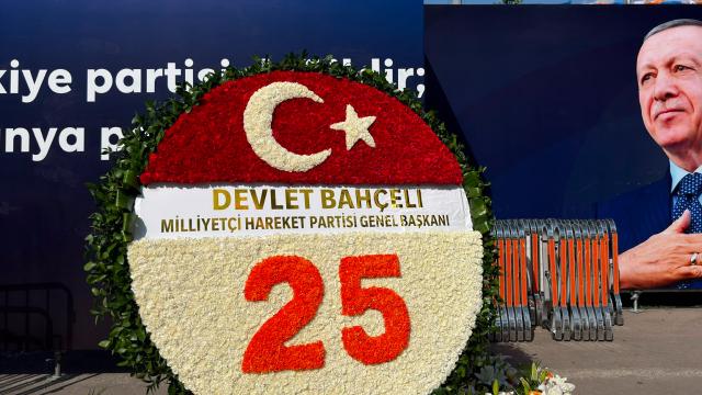 Devlet Bahçeliden AK Partinin 25. kuruluş yıl dönümüne özel çelenk haber görseli