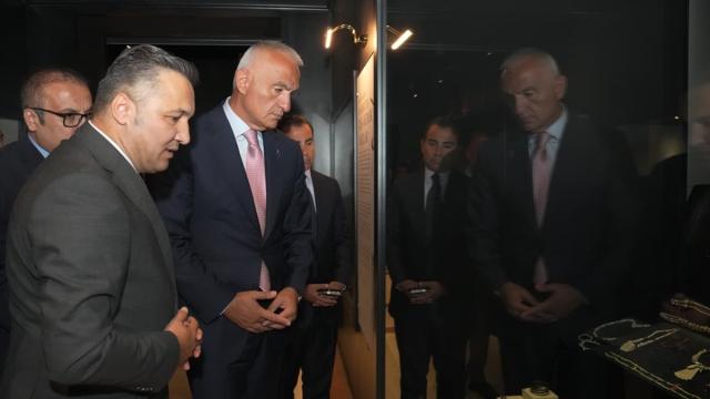 Bakan Ersoy, "Elde Vefa, Gözde Zarafet: Takı Sanatının 12 bin Yıllık Öyküsü" sergisini ziyaret etti