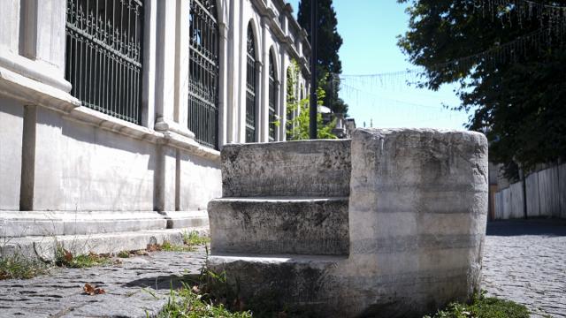 İstanbul'un tarihi yapıları arasında saklı kalan binek taşları