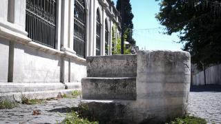 İstanbul'un tarihi yapıları arasında saklı kalan binek taşları