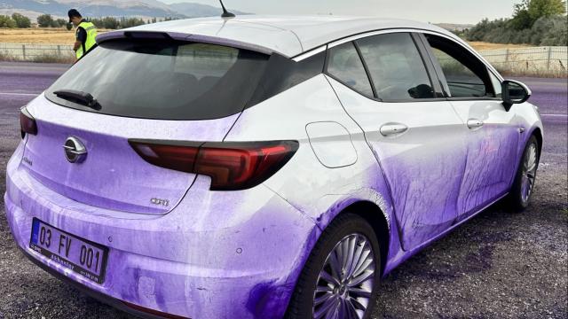 Tırdan dökülen boya araçları boyadı haber görseli