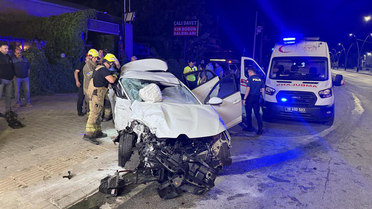 Bursa'da iki otomobilin çarpıştığı kazada 2 kişi öldü, 2 kişi yaralandı