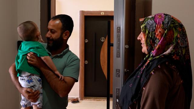 Bakan Kurum konutlarına yerleşen Başar çiftinin görüntülerini paylaştı