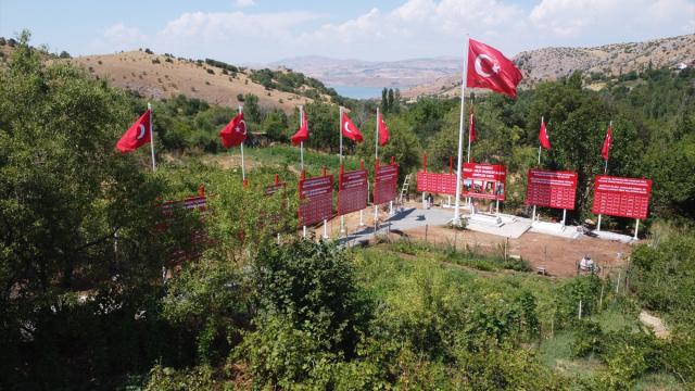 Şehitlerin adını şehit oğlunun kabri başında yaşatıyor