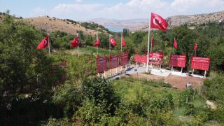 Şehitlerin adını şehit oğlunun kabri başında yaşatıyor