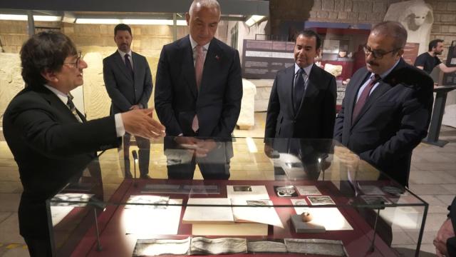Bakan Ersoy, "Yalburt Pınarı'nda Bir Hitit Kralı" sergisini ziyaret etti